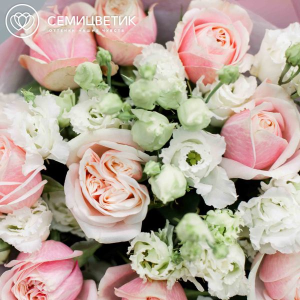 Букет из 10 нежно-розовых одноголовых пионовидных роз 40 см Swan Grace и 10 белых лизиантусов