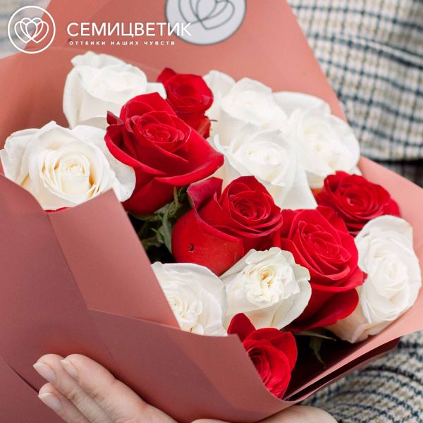 Букет из 15 белых и красных роз (Эквадор) 50 см
