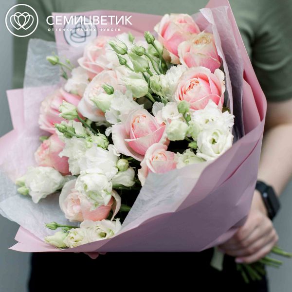 Букет из 10 нежно-розовых одноголовых пионовидных роз 40 см Swan Grace и 10 белых лизиантусов
