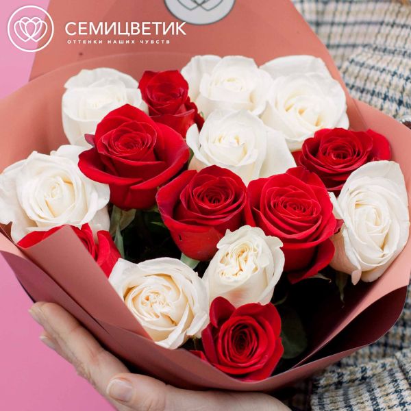 Букет из 15 белых и красных роз (Эквадор) 50 см