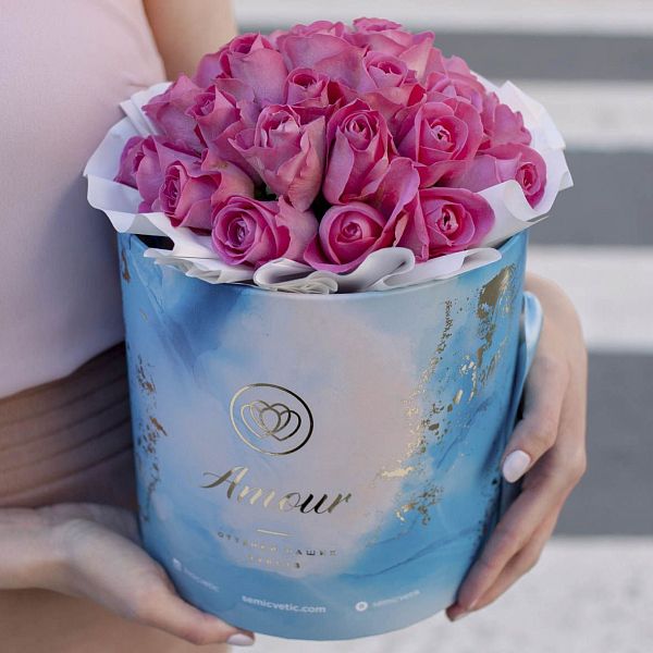 Букет в голубой шляпной коробке Amour Mini из 31 розовой розы (Кения) Standart