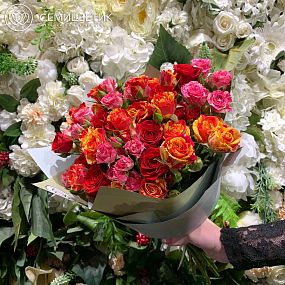Букет из 15 кустовых роз 40 см яркий микс (Кения)