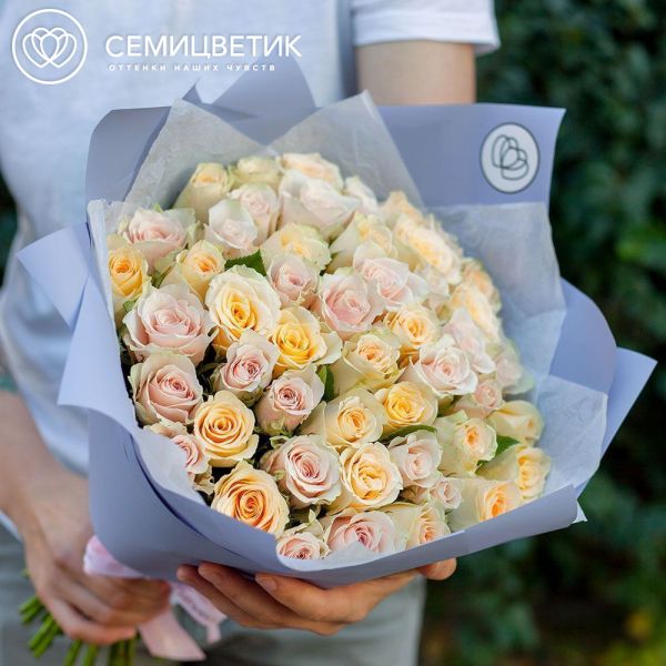 Букет из 51 кремовой и нежно-розовой розы 40 см (Кения) в сиреневой пленке