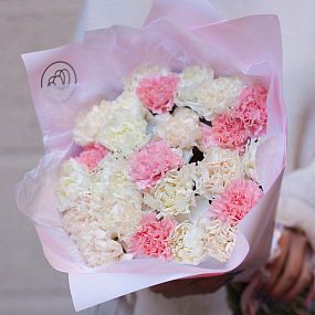 Букет из 25 розовых, белых и кремовых гвоздик