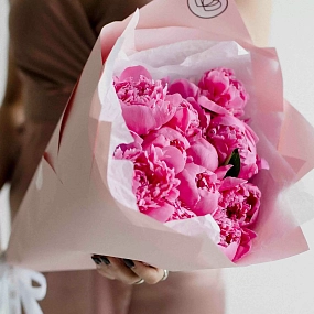 Букет из 11 ярко-розовых пионов Standart Plus в розовой пленке