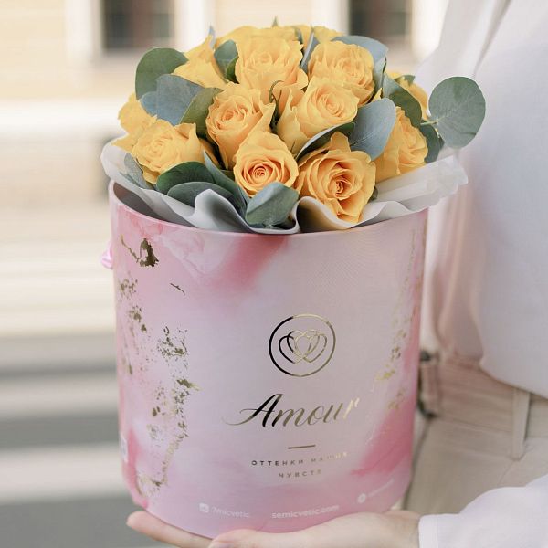 Букет в розовой шляпной коробке Amour Mini из 21 желтой розы (Кения) Standart с эвкалиптом