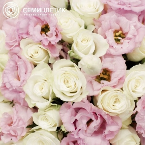 Букет из 20 белых роз 40 см (Кения) и 11 розовых лизиантусов в сиреневой пленке