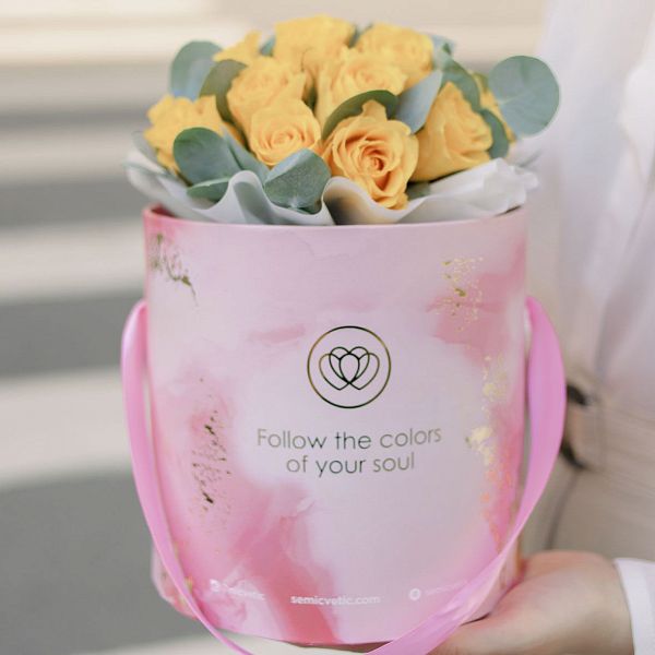 Букет в розовой шляпной коробке Amour Mini из 21 желтой розы (Кения) Standart с эвкалиптом