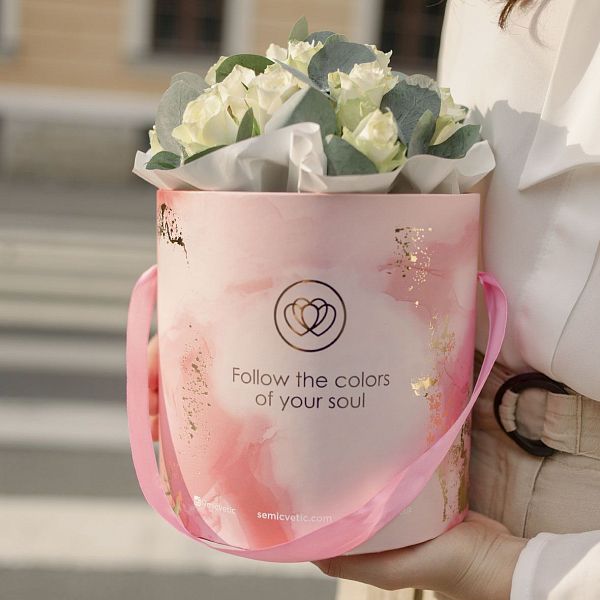 Букет в розовой шляпной коробке Amour Mini из 21 белой розы (Кения) Standart с эвкалиптом