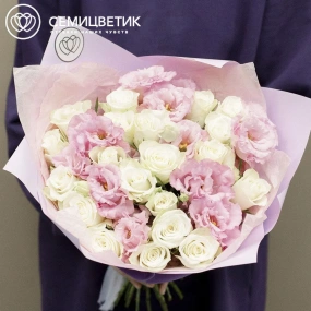 Букет из 20 белых роз 35-40 см (Кения) и 11 розовых лизиантусов в сиреневой пленке