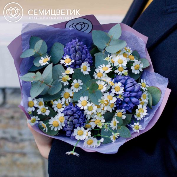 Букет из гиацинтов и матрикарии в упаковке