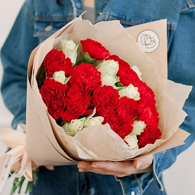 Букет из 15 красных гвоздик и 10 белых роз 40 см (Кения) в кремовой пленке