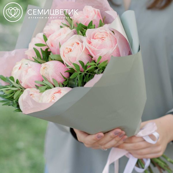 Букет из 11 нежно-розовых пионовидных роз Swan Grace с фисташкой