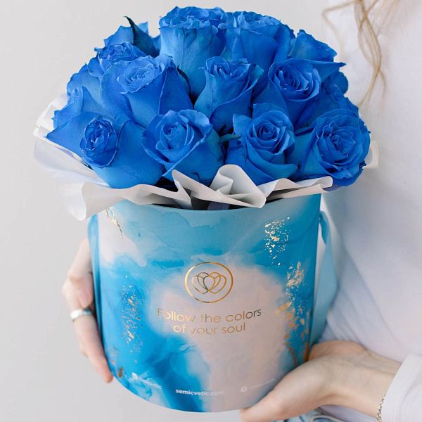 Букет в голубой шляпной коробке Amour Mini из 25 синих роз