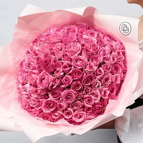 Букет из 101 розовой розы 35-40 см (Россия) в сиреневой пленке