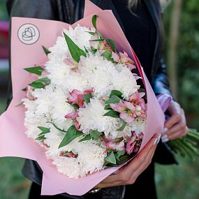 Букет из 5 белых кустовых хризантем и 10 розовых альстромерий