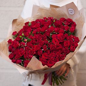 Букет из 51 красной кустовой розы 40 см (Кения)