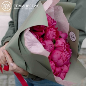 Букет из 15 ярко-розовых пионов Standart Plus в зеленой пленке