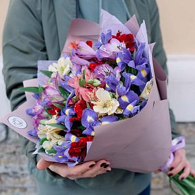 Букет из 15 ирисов и 10 альстромерий