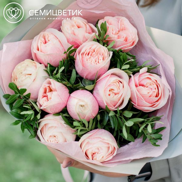 Букет из 11 нежно-розовых пионовидных роз Swan Grace с фисташкой
