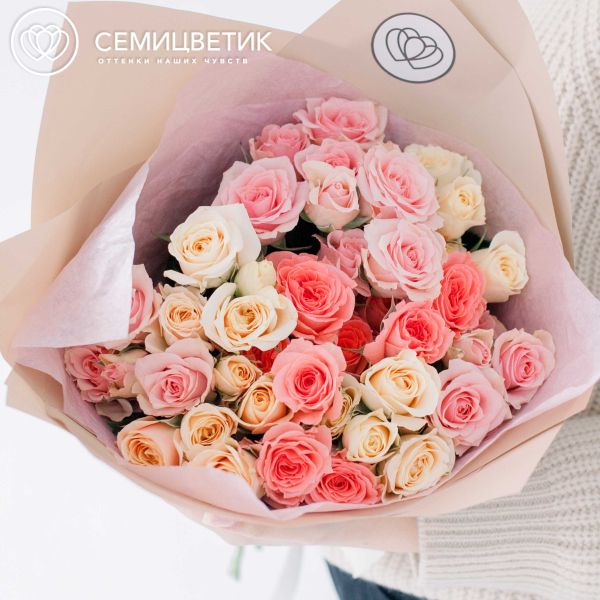 Букет из 11 кустовых роз микс в нежных тонах 40 см (Эквадор)