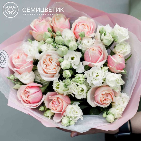 Букет из 10 нежно-розовых одноголовых пионовидных роз 40 см Swan Grace и 10 белых лизиантусов
