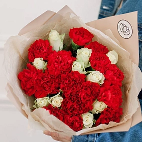 Букет из 15 красных гвоздик и 10 белых роз 40 см (Кения) в кремовой пленке