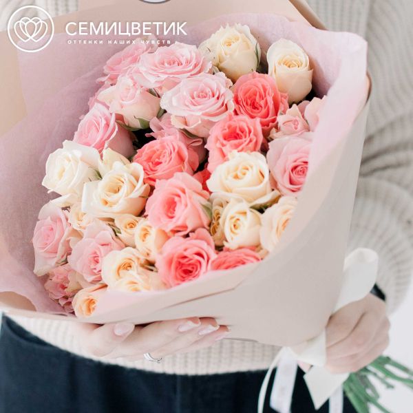 Букет из 11 кустовых роз микс в нежных тонах 40 см (Эквадор)
