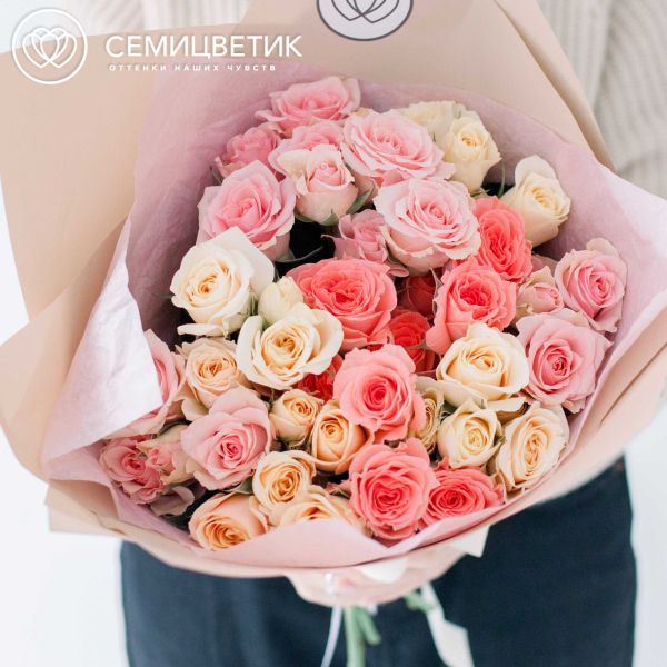 Букет из 11 кустовых роз микс в нежных тонах 40 см (Эквадор)