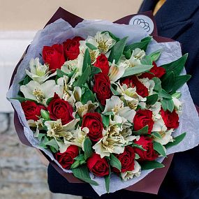 Букет из 15 красных роз 30 см (Кения) и 10 белых альстромерий