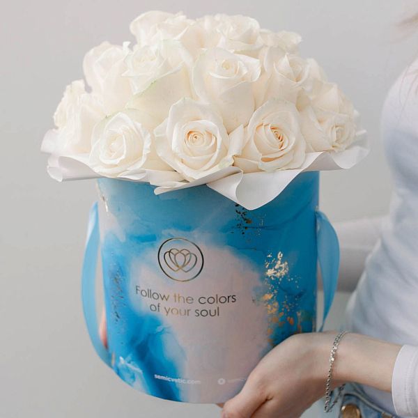 Букет в голубой шляпной коробке Amour Mini из 25 белых роз (Эквадор) Vendela