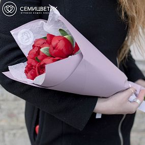 Маленький букет  из 5 бордовых пионов Premium
