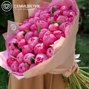 Букет из 51 ярко-розового пиона Premium в розовой пленке