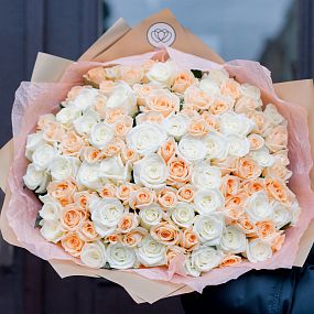 Букет из 151 белой и кремовой розы 35-40 см (Россия)