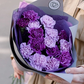 Букет из 15 сиреневых и фиолетовых гвоздик в сиреневой пленке