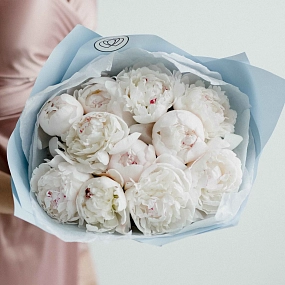 Букет из 11 нежно-розовых пионов Standart Plus в голубой пленке