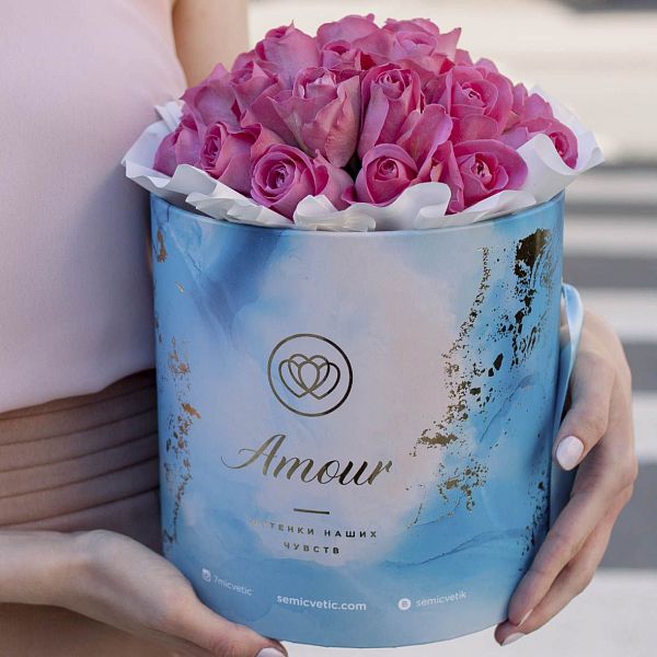 Букет в голубой шляпной коробке Amour Mini из 31 розовой розы (Кения) Standart