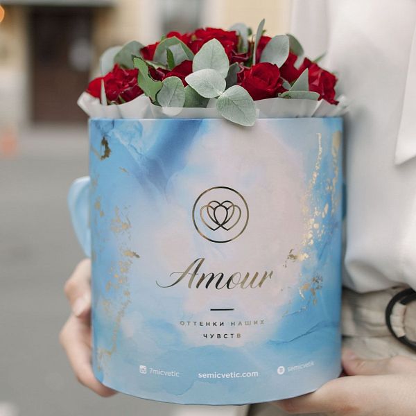 Букет в голубой шляпной коробке Amour Mini из 21 красной розы (Кения) Standart с эвкалиптом