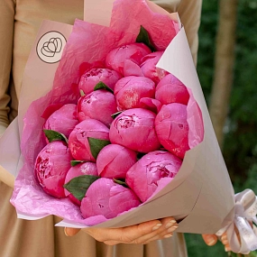Букет из 15 ярко-розовых пионов Premium в розовой пленке