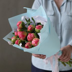 Маленький букет  из 11 коралловых пионов Coral Sunset Premium