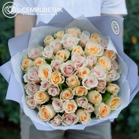 Букет из 51 кремовой и нежно-розовой розы 40 см (Кения) в сиреневой пленке