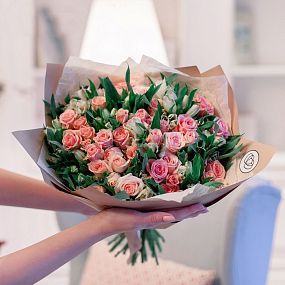 Букет из 13 белых альстромерий и 12 кустовых роз (Кения)