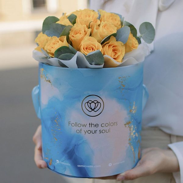 Букет в голубой шляпной коробке Amour Mini из 21 желтой розы (Кения) Standart с эвкалиптом